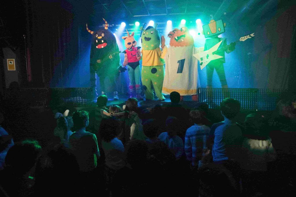 Imagen de la pandilla de monstrurock en concierto para niños y niñas en familia